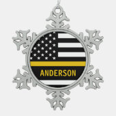 シンパーソナライズされた金ゴールドラインフラグUS 911ディスパッチャ スノーフレークピューターオーナメント (正面)