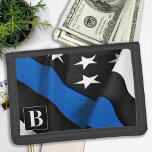 シンブルーラインパーソナライズされた警察 ナイロン三つ折りウォレット<br><div class="desc">薄いブルーライン財布 – 警察旗の色のアメリカの旗、動揺してデザイン。警察官名でパーソナライズ。この警察パーソナライズされたの財布は、警察と警察の家族とそれらをサポートするすべての人に最適である。素晴らしい警察の退職または法執行卒業の贈り物。COPYRIGHT © 2020 Judy Burrows,  Black Dog Art - All Rights Reserved.シンブルーライン警パーソナライズされた察3倍財布</div>