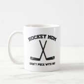 シンプルおもしろいホッケーの母は私と一緒にパックしない コーヒーマグカップ (左)