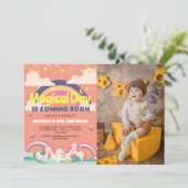 シンプルかわいい女の子フォトユニコーンファースト誕生日ベビー 招待状 (スタンド正面)