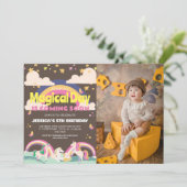 シンプルかわいい女の子フォトユニコーンファースト誕生日ベビー 招待状 (スタンド正面)