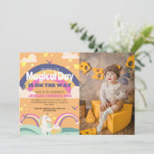 シンプルかわいい女の子フォトユニコーンファースト誕生日ベビー 招待状 (スタンド正面)