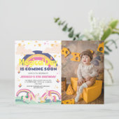 シンプルかわいい女の子フォトユニコーンファースト誕生日ベビー 招待状 (スタンド正面)