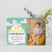 シンプルかわいい女の子フォトユニコーンファースト誕生日ベビー 招待状 (スタンド正面)