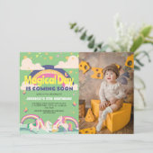 シンプルかわいい女の子フォトユニコーンファースト誕生日ベビー 招待状 (スタンド正面)