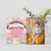 シンプルかわいい女の子フォトユニコーンファースト誕生日ベビー 招待状 (スタンド正面)