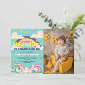 シンプルかわいい女の子フォトユニコーンファースト誕生日ベビー 招待状 (スタンド正面)