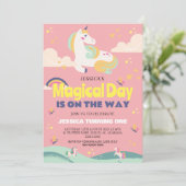 シンプルかわいい女の子フォトユニコーンファースト誕生日ベビー 招待状 (スタンド正面)
