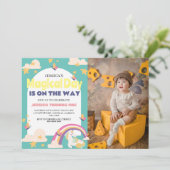 シンプルかわいい女の子フォトユニコーンファースト誕生日ベビー 招待状 (スタンド正面)