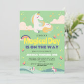 シンプルかわいい女の子フォトユニコーンファースト誕生日ベビー 招待状 (スタンド正面)