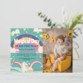 シンプルかわいい女の子フォトユニコーンファースト誕生日ベビー 招待状 (スタンド正面)