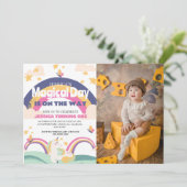 シンプルかわいい女の子フォトユニコーンファースト誕生日ベビー 招待状 (スタンド正面)