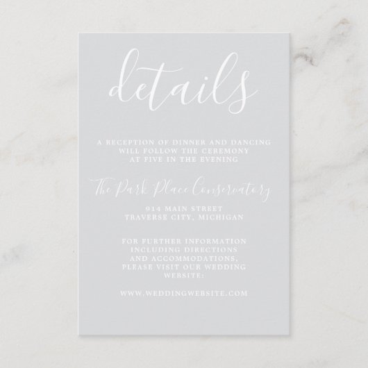 シンプルさが真の美しさ 1 クールミストグレー ミニマル ウェディング エンクロージャーカード (正面)