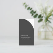 シンプルでエレガントなダークグレーの白いコンサルタント 名刺 (スタンド正面)