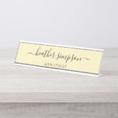 シンプルでモダンな手書きのパステル調の黄色 デスクネームプレート (正面)