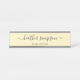 シンプルでモダンな手書きのパステル調の黄色 デスクネームプレート