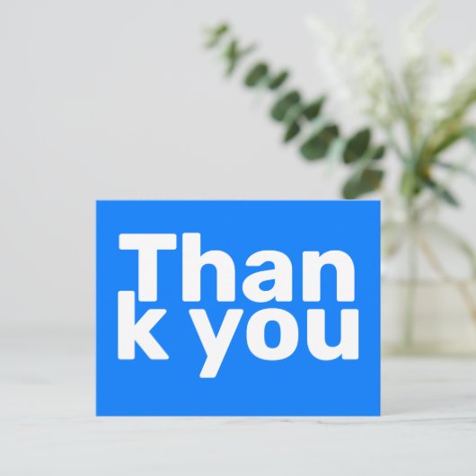 シンプルで明るい青い太字のモダンで鮮やかな感謝カード ポストカード (スタンド正面)