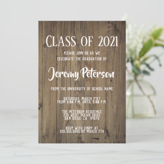 シンプルで暗い木製の板の卒業パーティーの招待 招待状 (スタンド正面)