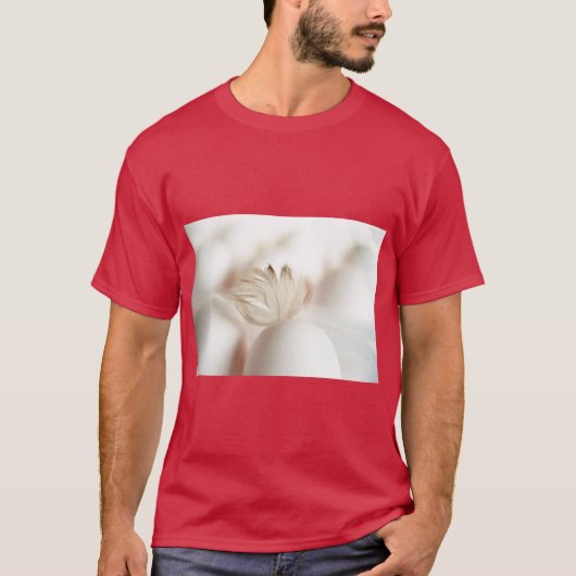 シンプルで楽しく遊び心のある卵のビジュアルTシャツ Tシャツ (正面)