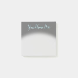 シンプルで薄暗い灰色の背景および淡いブルーの名前 ポストイット