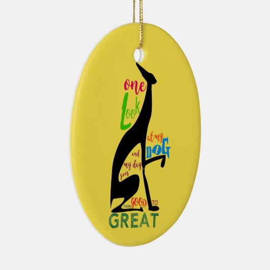 シンプルで黒いグレイハウンド犬のモダンで黄色いクリスマス セラミックオーナメント (右)