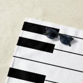 シンプルと白エレガント黒のピアノ鍵盤 ビーチタオル (インサイチュ)