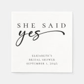 シンプルなイエス モダン スクリプト ブライダル シャワー スタンダードカクテルナプキン (正面)