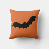 シンプルなオレンジおよび黒いハッピーハローウィンのこうもり クッション (裏面)