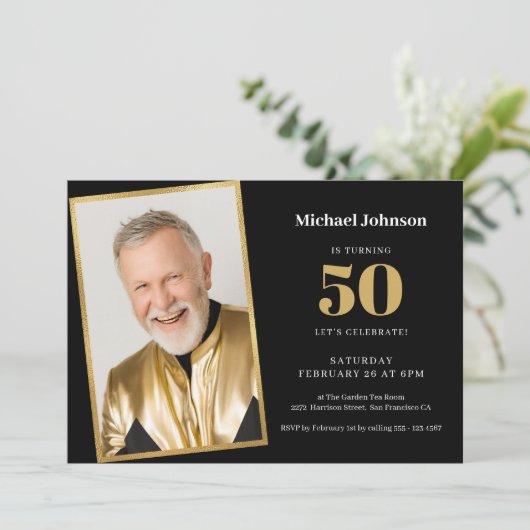 シンプルなカスタム写真 ブラック ゴールド 50歳の誕生日パーティー 招待状 (スタンド正面)