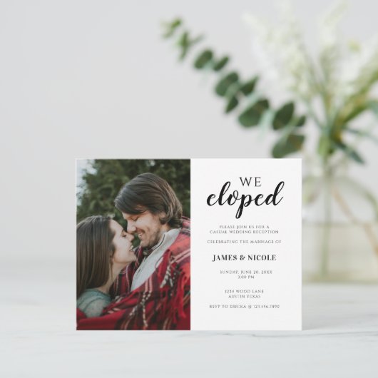 シンプルなカリグラフィー 私たち式は挙げずに結婚しました ウェディング 案内ポストカード (スタンド正面)