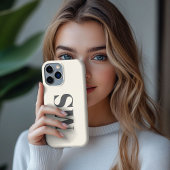 シンプルなクリームモノグラムイニシャル iPhoneケース