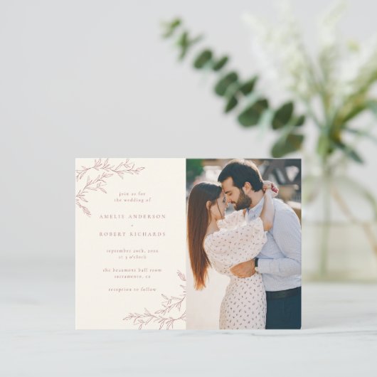 シンプルなクリーム及び音を弱められた赤い群葉の写真の結婚式 インビテーションポストカード (スタンド正面)