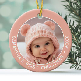 シンプルなコーラルピンクの女の子の赤ちゃんの初クリスマス セラミックオーナメント