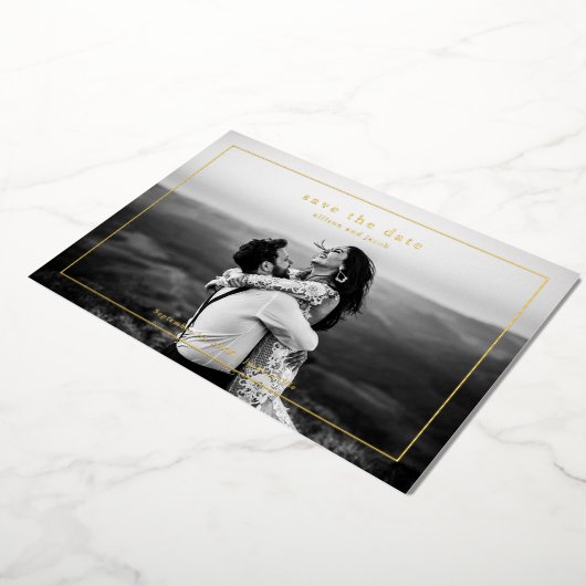 シンプルなゴールドの結婚式の写真を使ったSave the Date 箔招待状 (回転した状態)