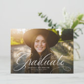 シンプルなスクリプトで卒業したエレガントな赤い卒業証書 案内状 (スタンド正面)