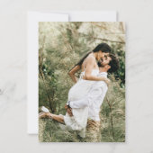 シンプルなスクリプトカリグラフィーエンゲージメントフォトウェディング 招待状 (裏面)