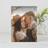 シンプルなスクリプト2枚の写真 ウェディングエンゲージメントの招待状 招待状 (スタンド正面)