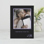 シンプルなスクリプト ブラック＆ラベンダー モノグラム フォト サンキューカード (スタンド正面)