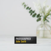 シンプルなタイポグラフィのカメラマンの名刺 スキニー名刺 (スタンド正面)
