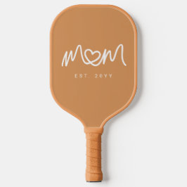 シンプルなタンカラーのかわいいハートの手書き風スクリプト Mom Established Est ピックルボールラケット