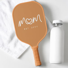 シンプルなタンカラーのかわいいハートの手書き風スクリプト Mom Established Est ピックルボールラケット
