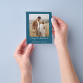 シンプルなターコイズブルーのSave the Date招待状フライヤー チラシ (手)