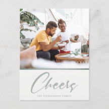 シンプルなダスキーセージグリーンのクリスマス写真　乾杯