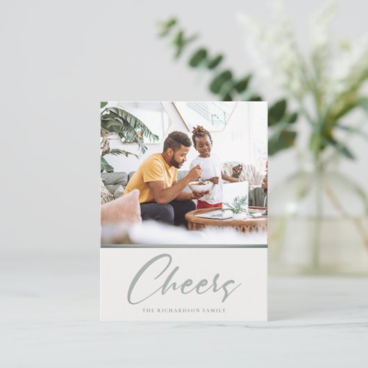 シンプルなダスキーセージグリーンのクリスマス写真 乾杯 シーズンポストカード (スタンド正面)