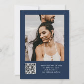 シンプルなネイビーブルーの花のQRコードと写真の結婚式 招待状 (裏面)
