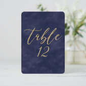 シンプルなネイビー ウォーターカラー & ゴールドの結婚式テーブルナンバー 招待状 (スタンド正面)