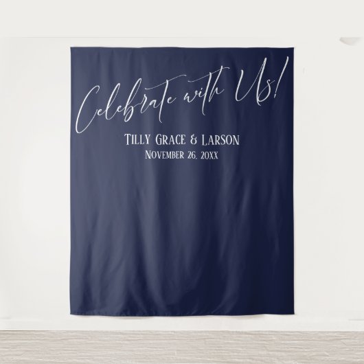 シンプルなネイビー 私たちと一緒にお祝いしよう! フォトバックドロップ タペストリー (正面)
