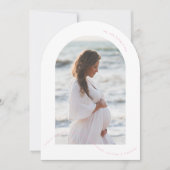 シンプルなピンクの写真 アーチ ベビー妊娠発表 招待状 (正面)