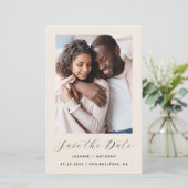シンプルなフォトウェディング Save the Date(結婚式日程事前通知)カード ベージュ (スタンド正面)