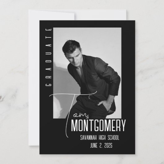 シンプルなブラックの写真付き卒業発表 招待状 (正面)
